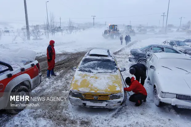 بارش شدید برف؛ محور دندی به تخت سلیمان کاملاً مسدود شد، هشدار مهم پلیس راه!