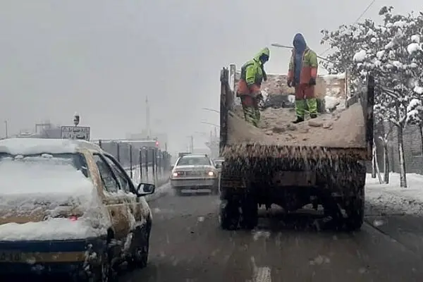 تلاش شبانه روزی برای باز نگاه داشتن جاده های یزد؛ یخبندان ادامه دارد