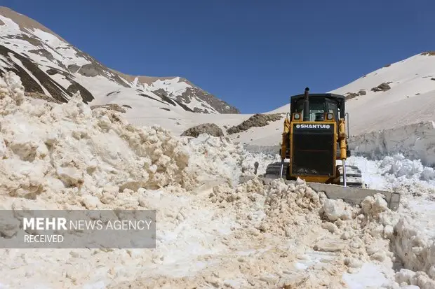 عملیات نفس‌گیر برفروبی در روستای طارش؛ راه ملکوت املش بالاخره باز شد!