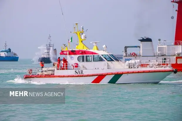 انتقال اضطراری بیمار از قشم به بندرعباس در شرایط جوی بحرانی با شناور ناجی