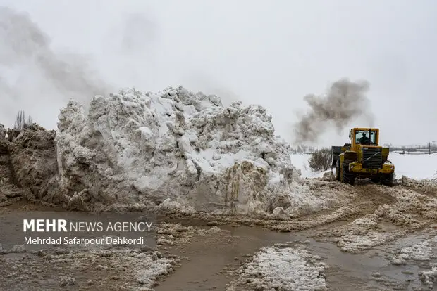 شهرکرد زیر بارش سنگین برف و باران؛ معابر شهری به سرعت بازگشایی شد!
