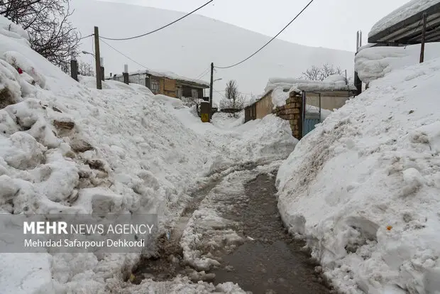 بارش سنگین برف راه‌های کلات را کاملا مسدود کرد؛ تردد حتی با زنجیرچرخ ممنوع!