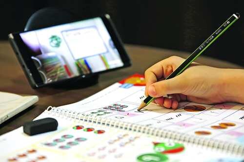 چه کار کنیم کودک در کلاس آنلاین حواس پرت نشود؟ ؛ چند ترفند کاربردی برای والدین هوشمند!