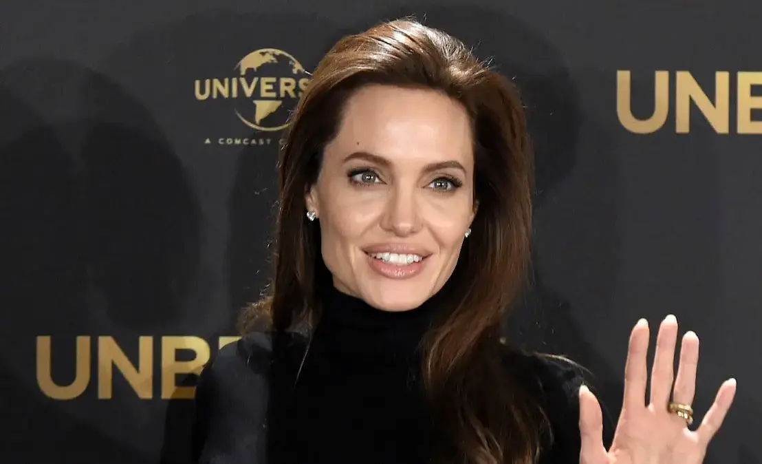 سفر به گذشته با آنجلینا جولی 27 ساله؛ سخنرانی تاریخی در قلب واشنگتن که همه را شگفت‌زده کرد!