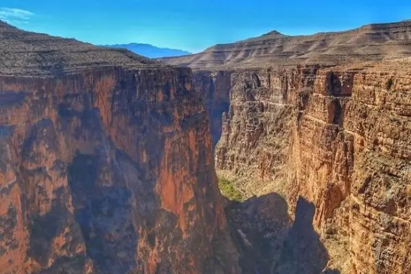 آبشار فصلی شگفت‌انگیز در تنگه‌های بکر هایقر فیروزآباد کشف شد!