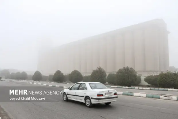 هشدار نارنجی در خوزستان؛ مه غلیظ چطور دید جاده‌ها را به شدت کاهش می‌دهد؟