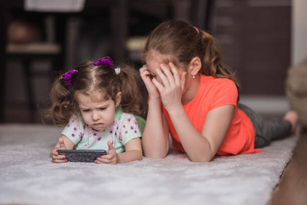 علائم اضطراب در کودکان که باید جدی بگیرید | دلایل و راه درمان اضطراب کودکان