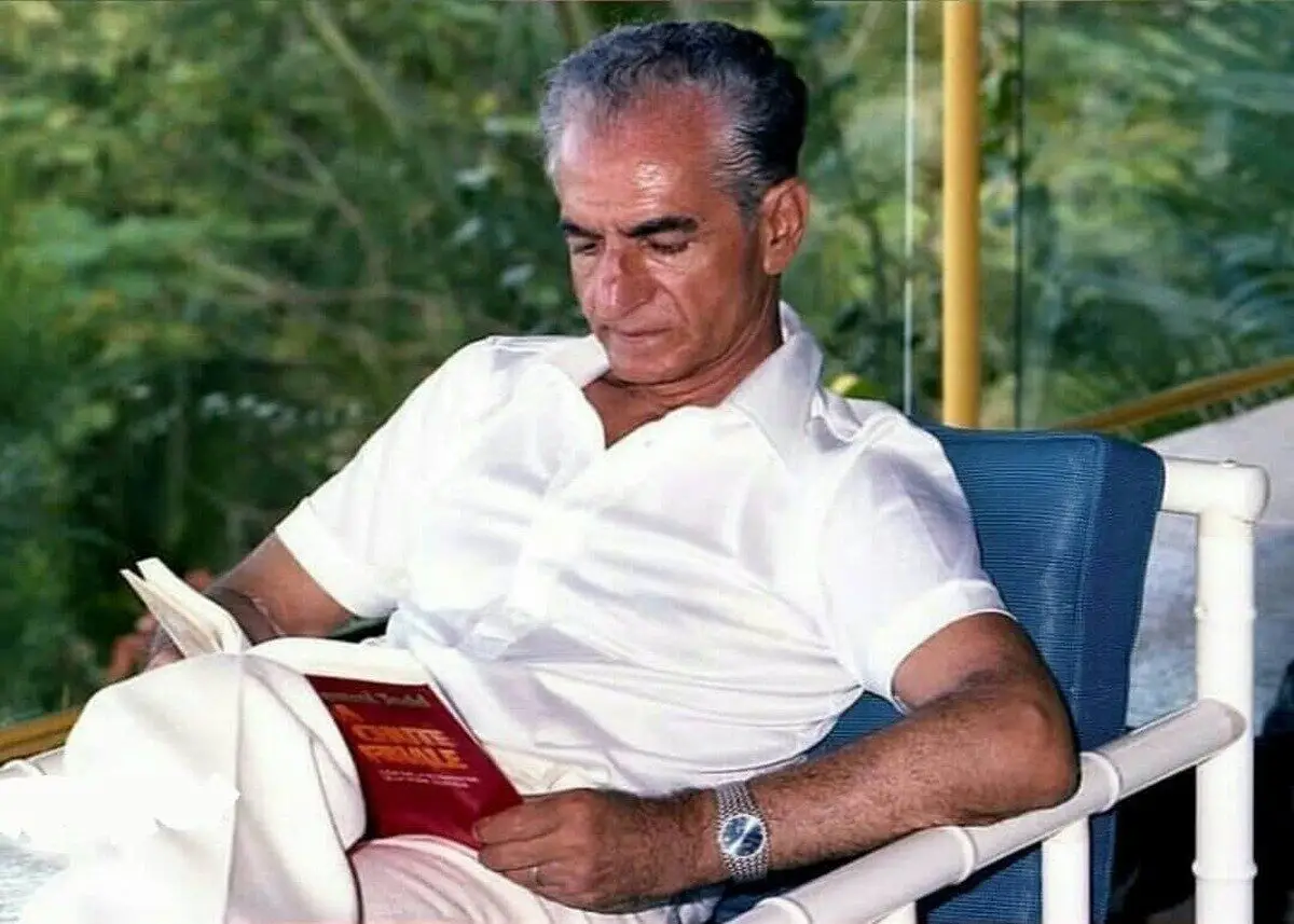 نگاهی بی‌سابقه به استایل محمدرضا پهلوی هنگام ورود به سفارت ایران در لندن؛ سال ۱۳۳۸