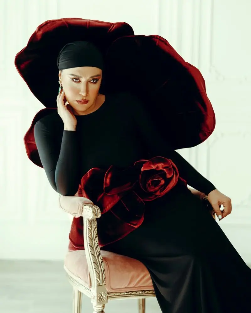 «نسیم ادبی» با استایل کلاسیک مشکی و قرمز