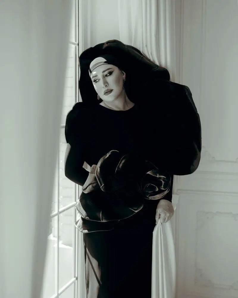 «نسیم ادبی» با استایل کلاسیک مشکی و قرمز