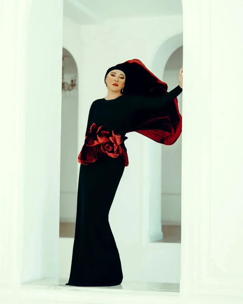 «نسیم ادبی» با استایل کلاسیک مشکی و قرمز