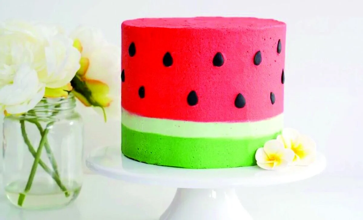 طرز تهیه کیک هندوانه‌ای بدون فر؛ دسر خوش‌رنگ و ساده شب یلدا که همه انتخاب می‌کنند!