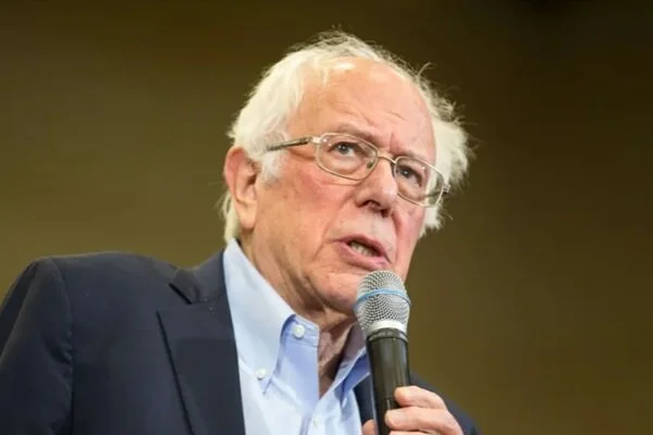 سندرز به ترامپ: آمریکا را به جنگ با ونزوئلا نکشان، بحران‌های داخلی را ببین!