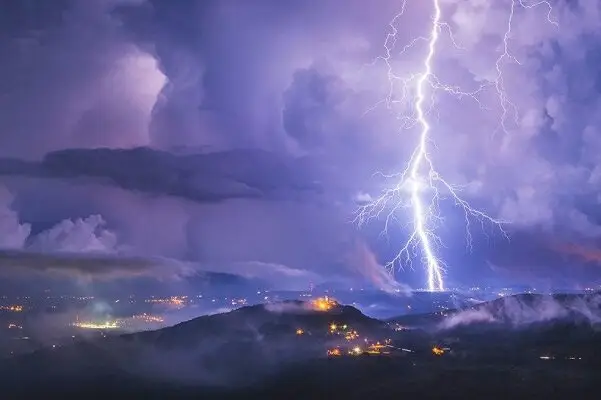 باران سیل‌آسا و رعد و برق سهمگین در پارسیان؛ هشدار جدی برای ساکنان منطقه