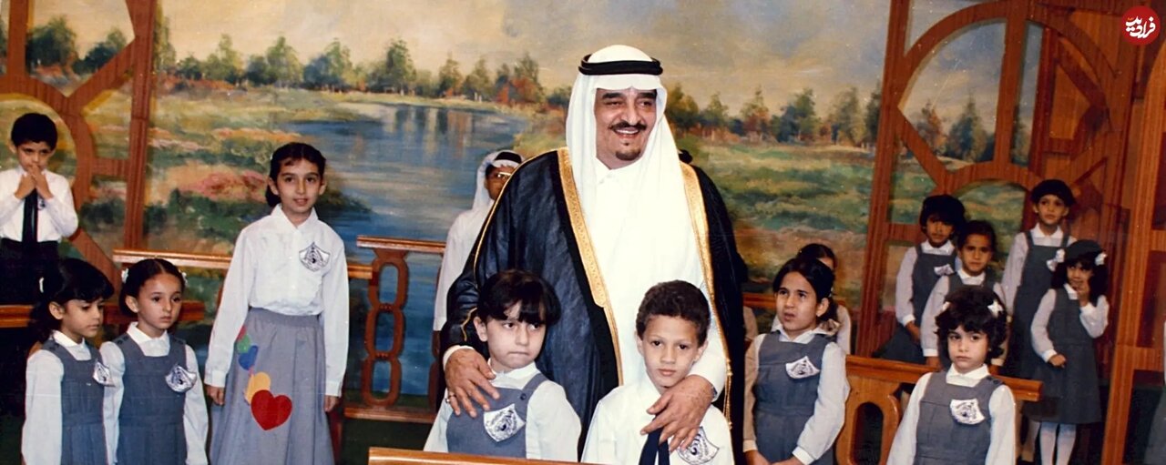 ملک فهد، پادشاه پنجم عربستان در کنار خانواده سلطنتی