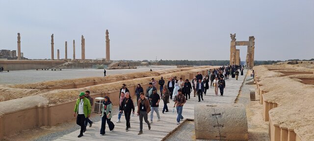 هنرمندان و مهمانان خارجی جشنواره جهانی فیلم فجر به تخت جمشید آمدند؛ لحظه‌ای تاریخی در دل ایران باستان
