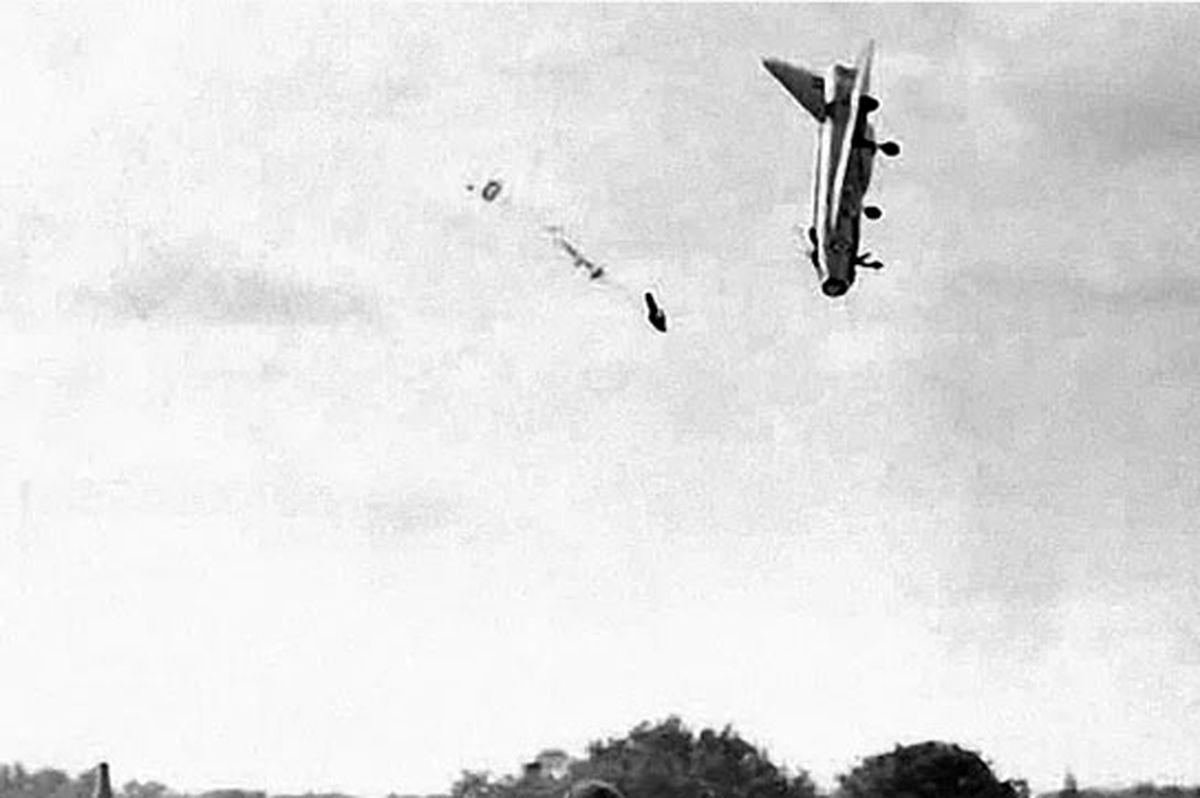 راز پشت پرده عکس جنجالی خروج خلبان از لایتنینگ که دنیا را شوکه کرد!