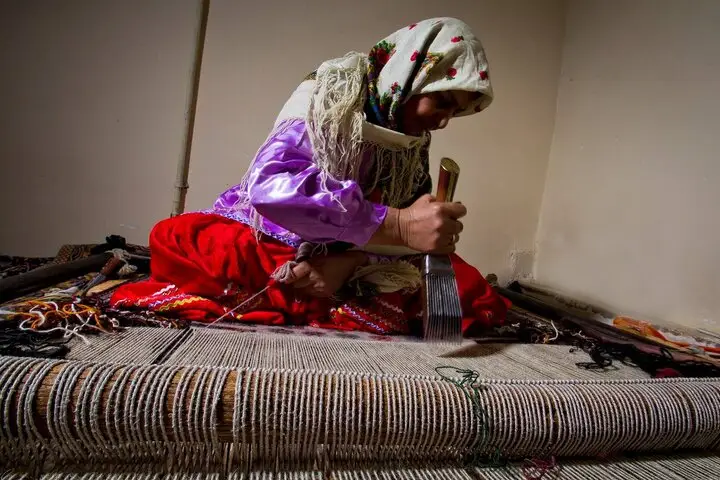 جادوی دست‌های زنان حسنلو؛ راز قالی‌های رنگین و داستان‌گوی روستا