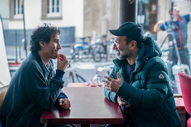 اصغر فرهادی را در خیابان های پاریس ببینید | بازیگران مشهور جهان هم هستند