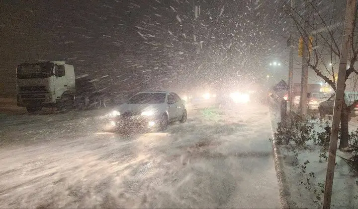 بارش شدید برف در محور نقده-پیرانشهر؛ خودروها در کولاک گرفتار شدند!