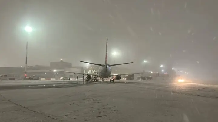 بارش برف سنگین مشهد، اما پروازها همچنان در وضعیت عادی! آیا سفر به مشهد مختل می‌شود؟