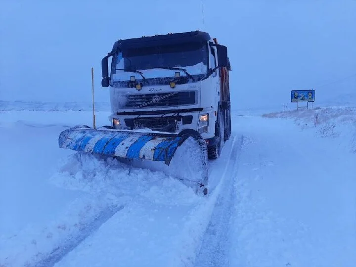 انجام عملیات برف روبی در محورهای ارتباطی آذربایجان غربی