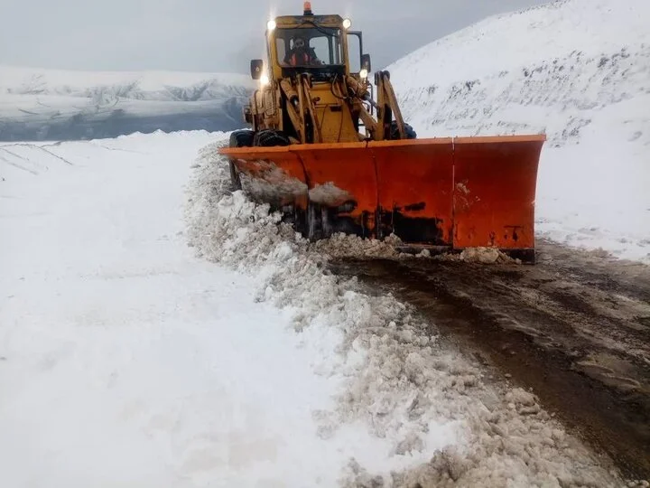 بارش سنگین برف در کهگیلویه و بویراحمد؛ تردد فقط با زنجیر چرخ ممکن شد!