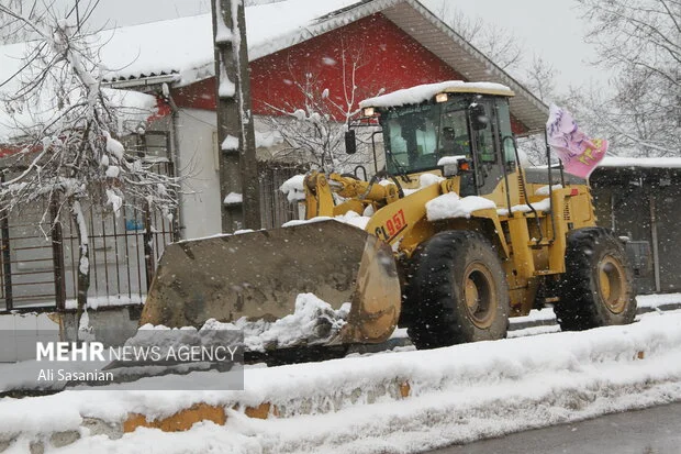 عملیات گسترده برف‌روبی محور سیاهکل به دیلمان آغاز شد؛ راه‌ها در انتظار بازگشایی کامل