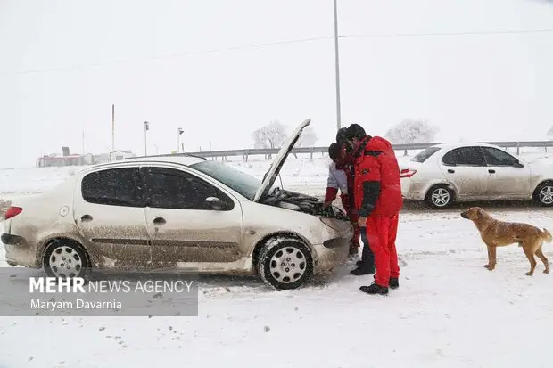 بارش برف سنگین در محورهای آذربایجان غربی؛ زنجیرچرخ فراموش نشود!