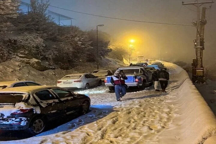 برف سنگین و کولاک شدید محور هرسین به نورآباد را فلج کرد!