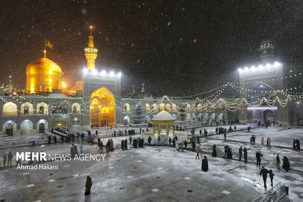 شگفتی حرم امام رضا(ع) در لباس برفی؛ تصاویر بی‌نظیر و دیدنی!