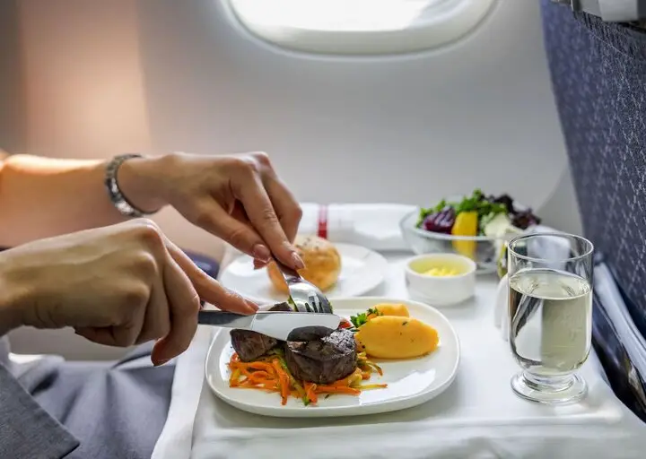 تحول شگفت در تغذیه پروازها؛ دسرهای ناسالم حذف شدند و سلامت مسافران تضمین شد!