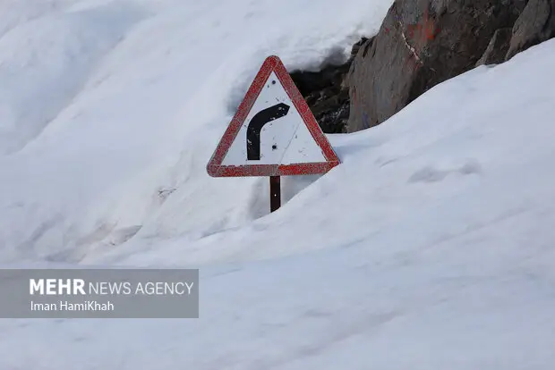 بارش شدید برف در سمنان؛ ۲ جاده حیاتی همچنان مسدود و تردد خطرناک!
