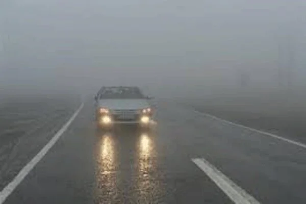 محورهای بوئین‌میاندشت و سمیرم درگیر لغزندگی شدید؛ هشدار جدی پلیس راه به رانندگان