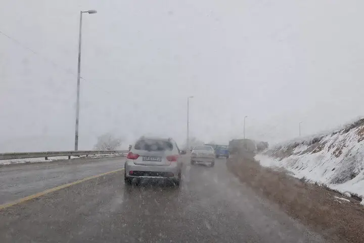 تردد روان در جاده‌های برفی آذربایجان غربی؛ تلاش بی‌وقفه راهداران ادامه دارد