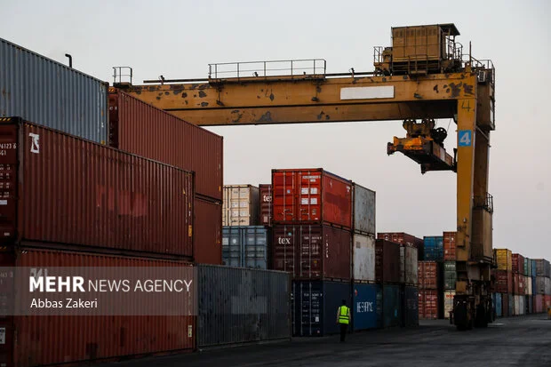 رسوب ۵ میلیون تن کالای اساسی در بنادر؛ تعرفه پایین انبارداری عامل اصلی بحران ترخیص!