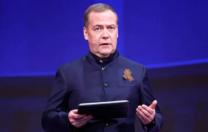 مدودف با لحنی تند اجلاس اتحادیه اروپا را «اجلاس دزدها» خواند؛ پشت پرده دارایی‌های روسیه چیست؟