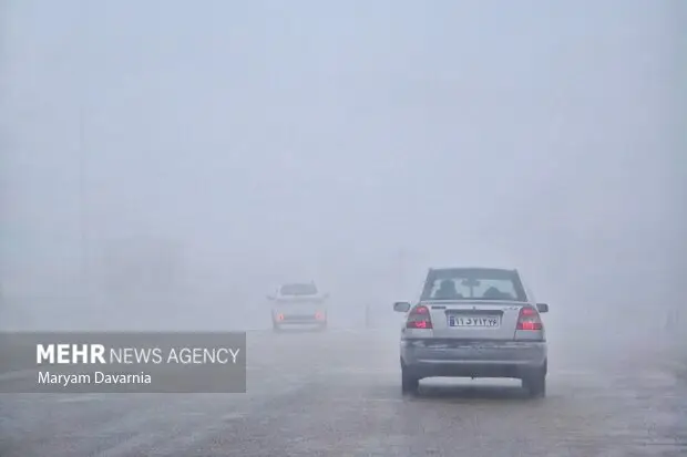 مه‌گرفتگی غلیظ در آباده فارس؛ دید به حداقل رسید!