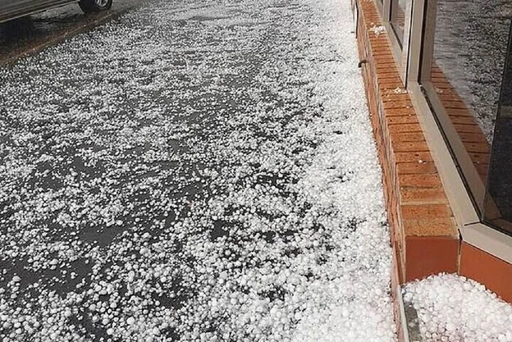 تگرگ بی‌سابقه کرمانشاه، خیابان‌ها را در سفیدپوشی عجیب فرو برد!