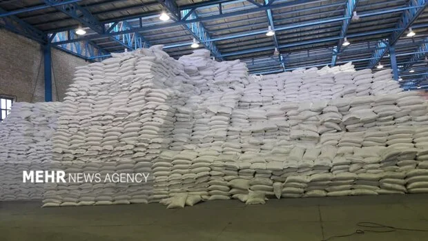 کشف انبار مخفی 21 تن شکر احتکار شده در کنگاور، پلیس به سرعت وارد عمل شد!