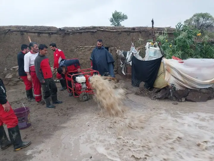 امدادرسانی فوری به ۷۰۰ خانوار گرفتار در سیلاب میناب؛ وضعیت اضطراری همچنان ادامه دارد