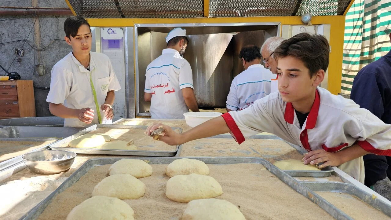 سلامت از تنور داغ بیرجند بیرون می آید؛ اجرای نان کامل از حرف تا عمل