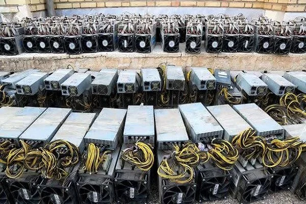 کشف حیرت‌انگیز ۵۰ دستگاه ماینر قاچاق در کارخانه‌ای متروکه در کاشان!