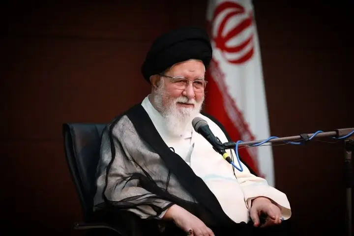 واکنش علم‌الهدی به کافه‌نشینی: قلیان، دام پنهان اعتیاد جوانان است!