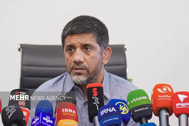 علیرضا دبیر: پرتاب بطری از سوی کشتی‌گیران نبود، واکنش به شعارهای جنجالی هواداران!