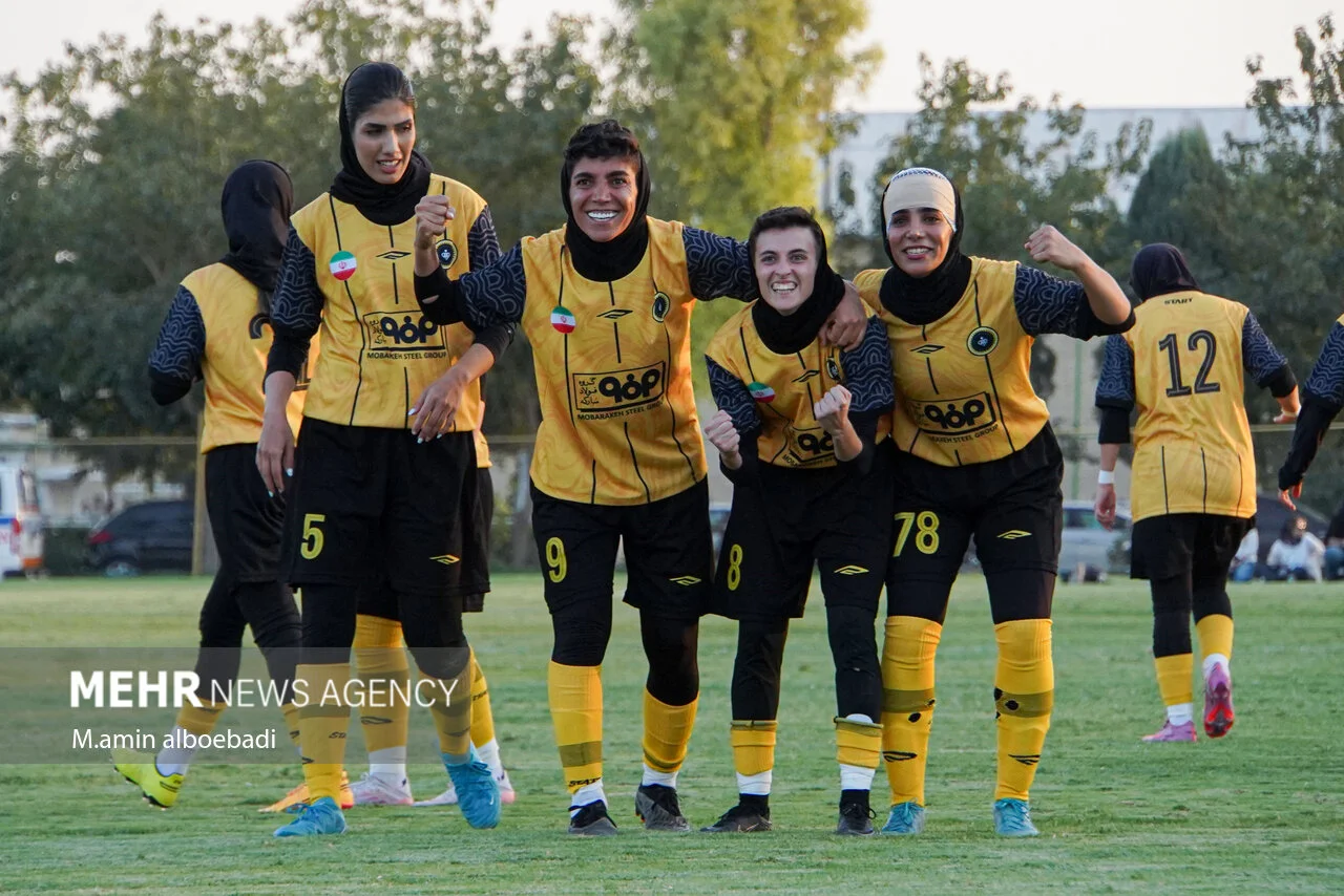 جمعه داغ تهران با جدال پرسپولیس و ایستا؛ تلاش گل گهر برای رسیدن به صدر