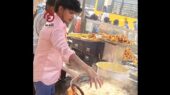 آشپز هندی که دستش را در روغن ۲۰۰ درجه فرو می‌کند و نمی‌سوزد؛ راز شگفت‌انگیز خیابان‌های هند!