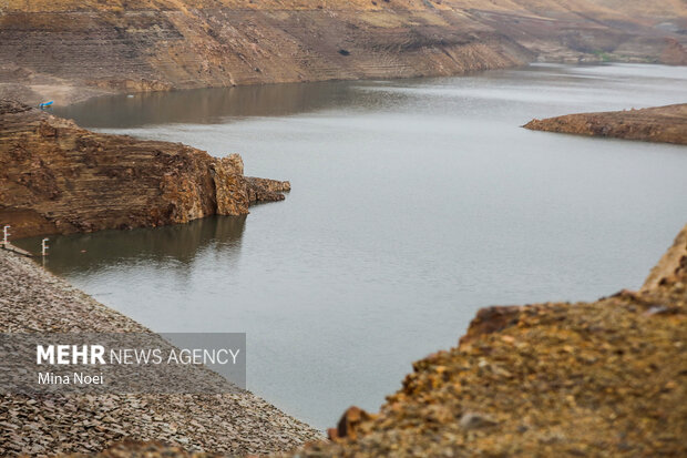 فاجعه بی‌آبی در «سنگ سفید»؛ مردم و خیرین دست به کار شدند اما شرکت آب کجاست؟