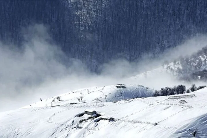 بارش برف پاییزی در کامو و چوگان؛ جاده‌ها سفیدپوش شدند!