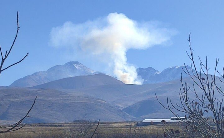 آتش‌سوزی مهار شده در ارتفاعات بالاچلی؛ تلاش نفس‌گیر نیروهای منابع طبیعی و اهالی برای جلوگیری از فاجعه
